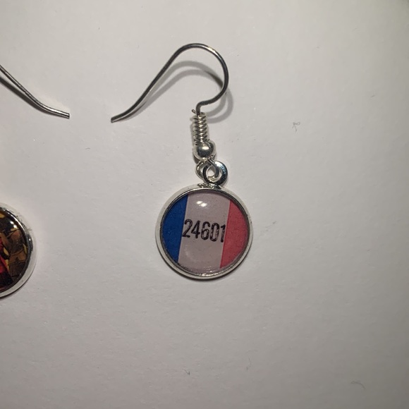 Musical-themed Earrings. - Picture 3 of 3